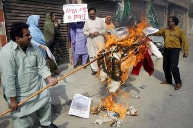 Supporters of the Pakistan Muslim League party burn an effigy of Pope Benedict to protest against his remarks about Islam, during a demonstration in Multan September 21, 2006. European Union countries should take 'very seriously' the threat to Pope Benedict after his comments on Islam sparked outrage in the Muslim world, the EU's top security official said on Thursday. REUTERS/Asim Tanveer(PAKISTAN)